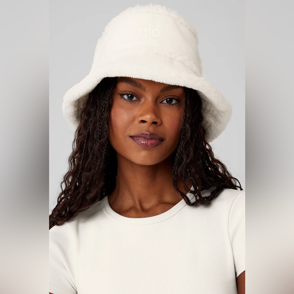 ALO YOGA | ✨NEW✨ Winterfun Bucket Hat in Ivory